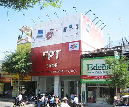 Mặt dựng FPT